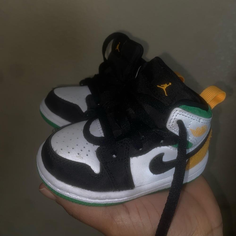Toddler shoes. 4.5c barley worn